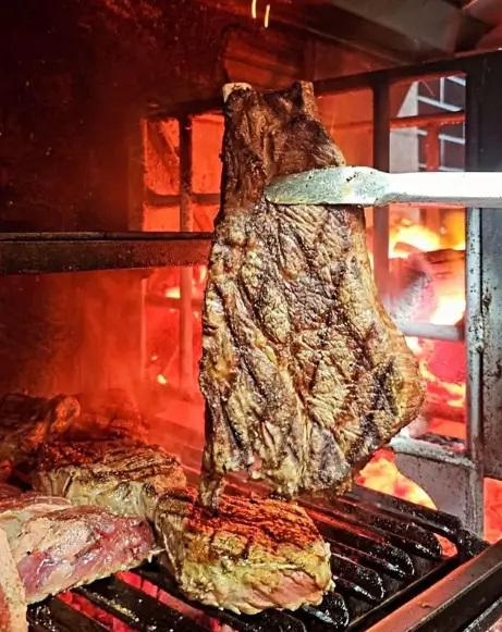 Corte nobre de carne preparado na brasa