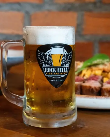 Chopp artesanal gelado no copo do Rock Fella